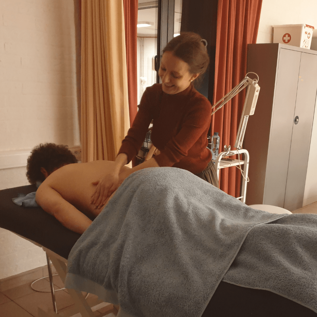 Vrouwelijke cursist massage tijdens de les op syntra